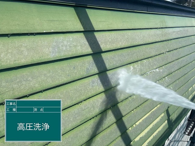 仙台市若林区で苔や汚れが目立つ屋根を高圧洗浄し、中塗り・上塗りで整えた屋根塗装工事